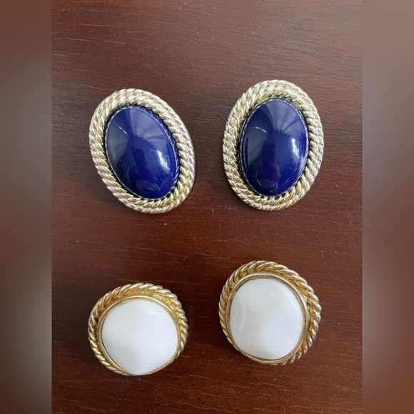 Lot of 8 pairs of vintage gold-tone and silver-tone women's earrings - Picture 6 of 7